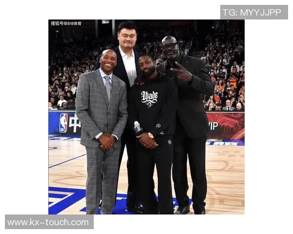 詹姆斯与姚明的友谊时刻：篮球巨星的温暖拥抱与跨越文化的情谊