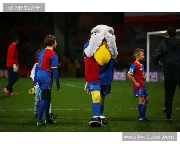 足球明星的女友们揭秘：偶像背后的爱情故事与甜蜜瞬间