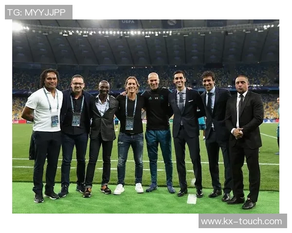 足球明星齐聚一堂的精彩合影瞬间回顾与分享