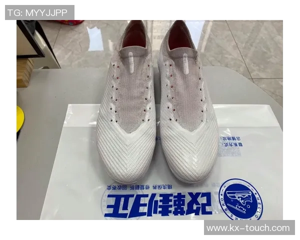 足球明星白鞋风采展现球场上的时尚与激情交融