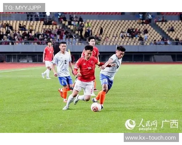 足球明星挑战颠球技巧与绕杆表演展现惊人球技与魅力